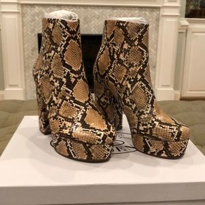 Steve Madden Snake Skin Boot. Women’s size 7. NEW